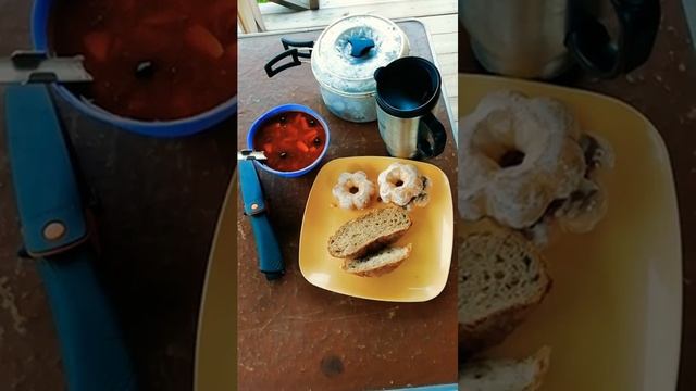 Веселый обед радует и визуально.