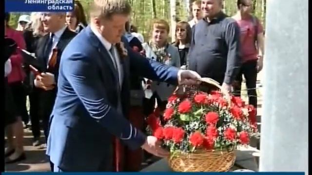 Возложение венков и цветов у памятника на Синявинских Высотах