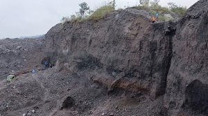 Строительство, сбрасываем песок и камни с высоких скал