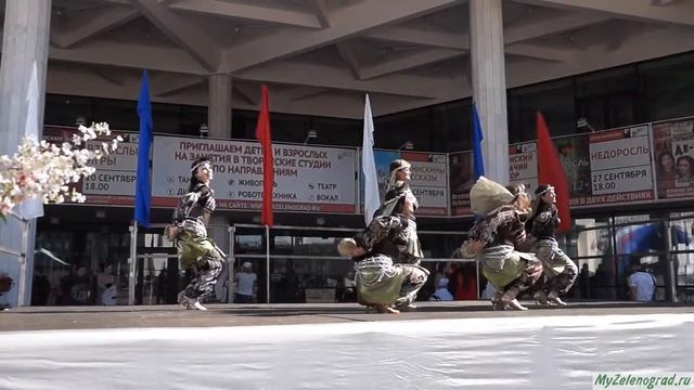 Ансамбль "Чаровница". Египетский танец с бубнами "Рассвет над морем"