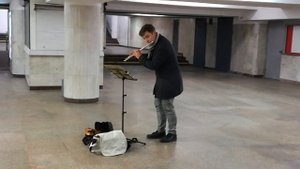 Виртуозная игра на флейте профессионального музыканта в переходе в метро