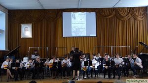 Русские народные песни "Ноченька", "Ай все кумушки, домой". Исполняет оркестр народных инструментов