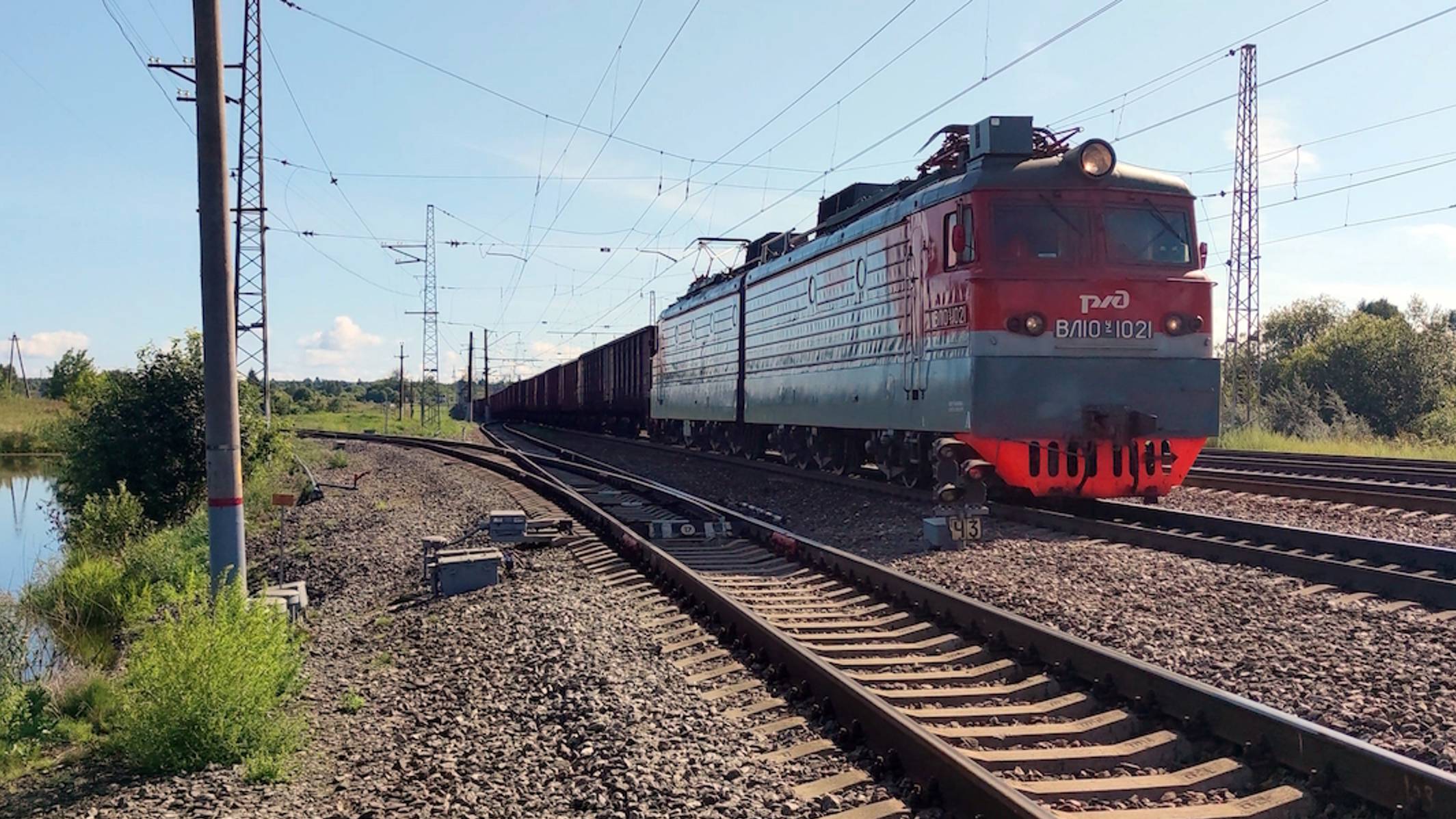 Электровоз ВЛ10У-1021 с грузовым поездом