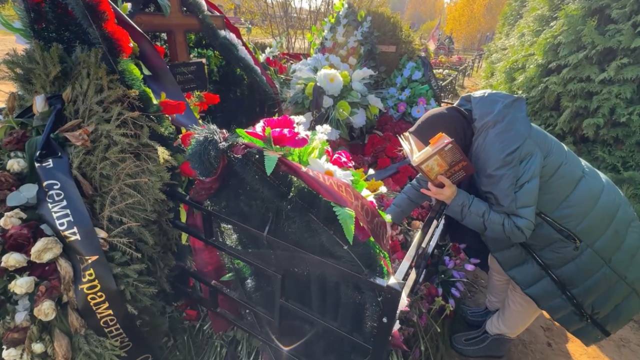 Родственница на могиле актёра Романа Мадянова🙏 Малаховское кладбище. 21 октября 2024 г.Раменское