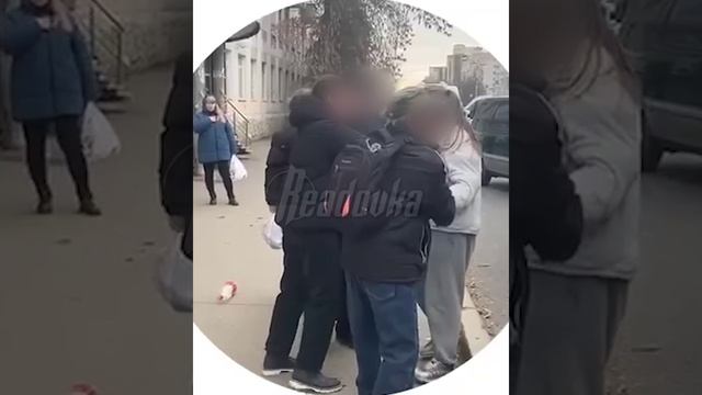 На остановке в Уфе две пьяные девушки в буквальном смысле вылетели через окно автобуса