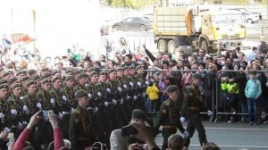 Парад Победы 2015. Наши солдаты с чувством поют песни на марше перед отъездом. Москва.