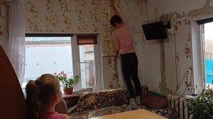 Клею обои.Сделали безбашенку.