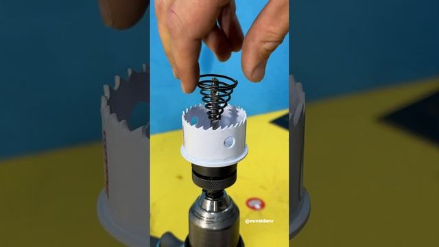 Коронка по металлу с пружиной-толкателем от компании Makita в действии