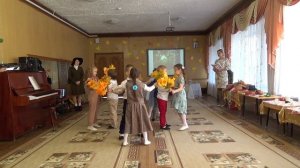 "Листопад" - танец в исполнении детей подг. гр №12