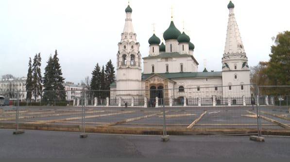 В Ярославле на Советской площади начался монтаж катка