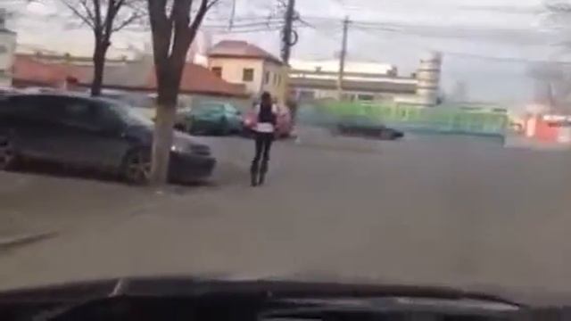 Смешная походка девочки на высоких каблуках смотреть онлайн