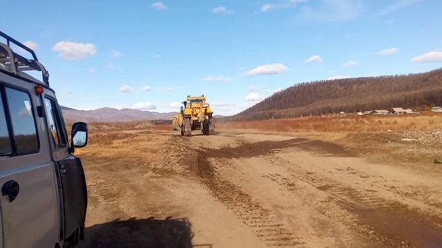 КАТЕРПИЛЛЕР  бульдозер  чуть не раздавил Уазика