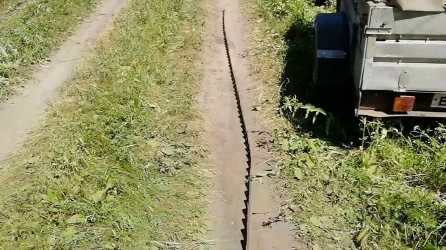 Коп чермета между лесом и полем.