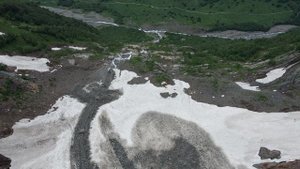 Полёт между пиками Золушка и Инэ горы Джугутурлючат. Горный поток, ледник и водопад