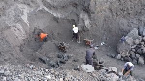 Строительство, сосредоточились на одном месте поиска песка