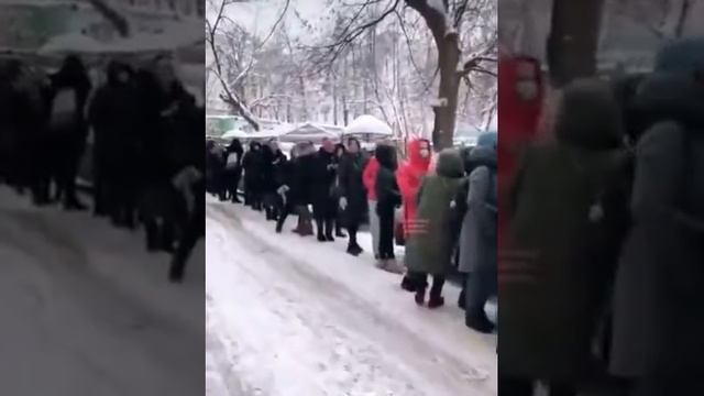 Нижегородки выстроились в огромную очередь из-за распродажи в магазине одежды