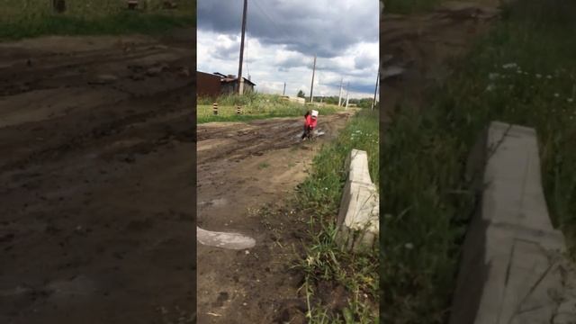 Детский восторг от луж