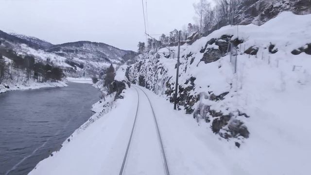 Берген - Мюрдаль в ветреную субботу в HD, вид из кабины машиниста поезда смотреть онлайн