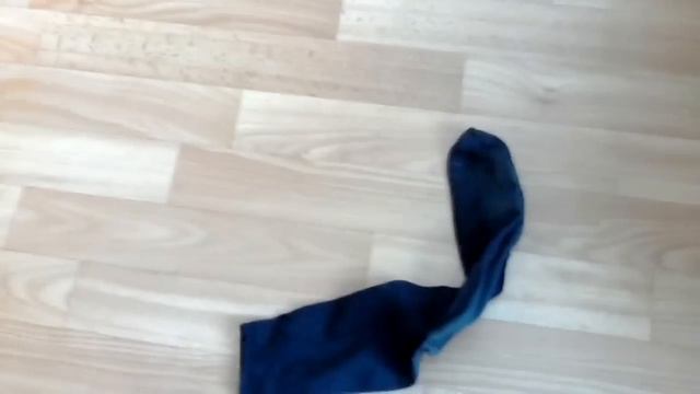 Как бросить носок на пол
