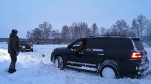 Крузак тащит прицеп по бездорожью