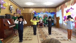 "Танец джентельменов" исполняют мальчики подг. к школе группы №5