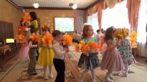 "Танец с осенними веточками"исполняют воспитанники средней группы №3 СП "ЦРР - д/с "Сказка"