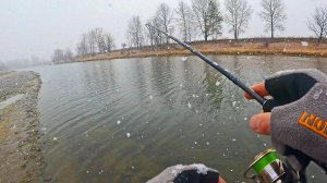 Спиннинг в непогоду! Нарвался на АКТИВНОГО окуня! Рыбалка на малой речке. Микроджиг