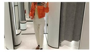 С чем носить светлые кожаные брюки