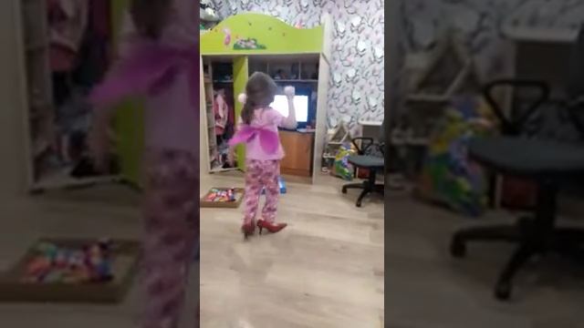 Показ мод. Варюша пробует себя в роли модели смотреть онлайн