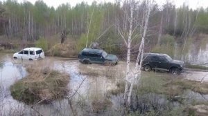 Закопали УАЗ патриот, вытаскиваем на Прадо 90, Сурф и Прадо 150.