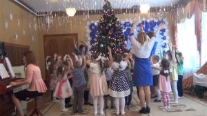 Рождественский хоровод в исполнении детей средних групп МБДОУ "ЦРР - д/с "Сказка"