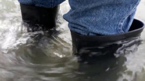 Весенний ручей и высокие резиновые сапоги