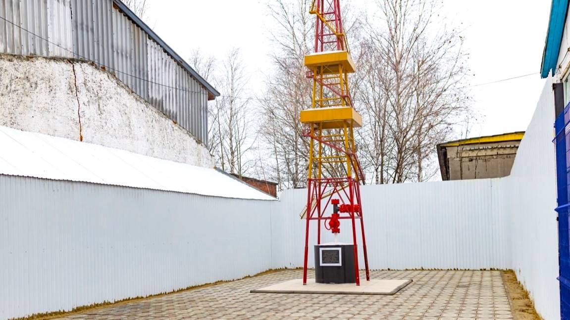 В сургутском доме-музее Салманова водят на экскурсию к нефтяной скважине