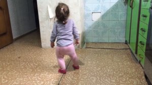 Маленькая девочка танцует