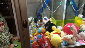 Изабелла достала сразу две игрушки из автомата с игрушками!