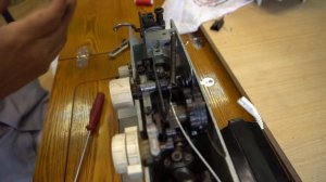 Мистическая вышивка на Чайке! - Регулировка ширины зигзага коленом.