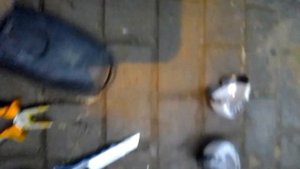 вынул защитный  подносок с рабочей обуви.