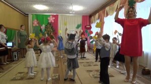 Танец с листочками, средняя группа №10
