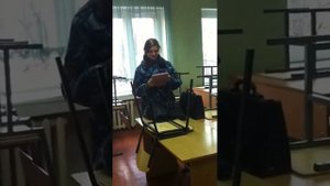 красивая девушка в форме очень классно поет