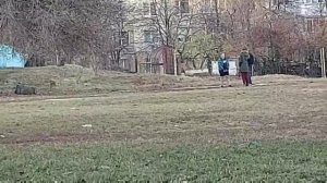 Дети стреляют из пневматики