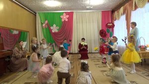 "Маме мы танец с цветочками дарим", младшая группа №5