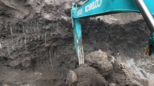 Строительство, добыча экскаватором песка, копаем нижние, твёрдые слои