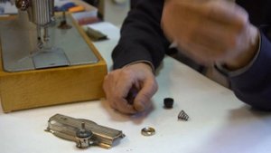 Регулятор натяжения верхней нити швейной машины. Как собрать правильно регулятор натяжения?