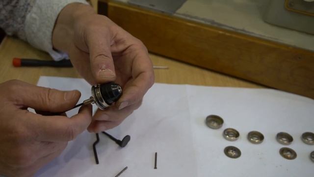 Как избежать повреждения регулятора натяжения нити в швейной машине? смотреть онлайн