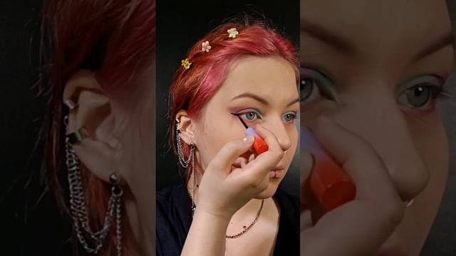 Подойдет ли вам яркий цветной макияж? Конечно, да! Лето - самое время для яркости и неординарности!
