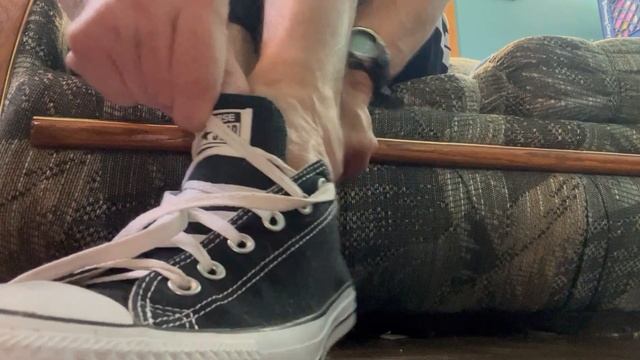 Putting On My Chuck Taylor Converse Low Top Sneakers Without Socks. смотреть онлайн