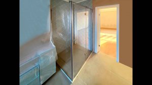 Стеклянная душевая с распашной дверью на заказ