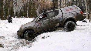 Прохождение геометрического препятствия на Паджеро,  Шевроле нива, L200 и Урбан