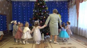 Хоровод "Блестят на елке бусы"водят дети 2 группы раннего возраста №5