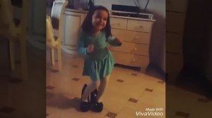Девочка танцует в маминых туфлях ,, ВЫБРАЖУЛЯ''